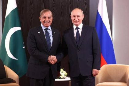 Prime Minister Shehbaz Sharif has shown willingness and Pakistan’s cumulative desire to strengthen relations with Russia for the good, progress, and prosperity of the region. He expressed this aspiration during his meeting with Russian President Vladimir Putin in Beijing today. Prime Minister Sharif noted that both countries are making genuine efforts to promote bilateral ties, particularly in the areas of commerce and trade. As a result of these efforts, bilateral trade witnessed a significant increase last year. He highlighted that Pakistan’s import of oil from Russia contributed to this growth.