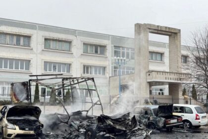 Belgorod authorities in Russia stated that on Sunday, a Ukrainian shelling struck a civilian killing one resident and damaging residential structures. Governor Vyacheslav Gladkov verified a home hit in the border village killing one woman. Management of the Belgorod region was struck several times since the invasion of Ukraine by Moscow, and in many cases, the infrastructure of people was left unprotected. The Russian officials criticized the attack, and the Ukrainian leadership did not respond instantly. Independent analysts characterize that Belgorod has become a hub of conflict over the last few months as the cross-border strikes are increasing in intensity, highlighting the expanding nature of the conflict. The city authorities encouraged the population to take caution in the face of ongoing danger.