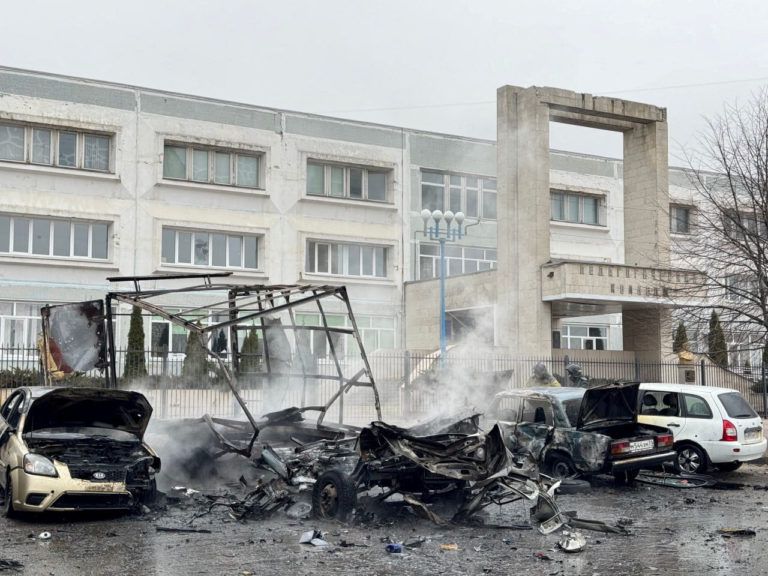 Belgorod authorities in Russia stated that on Sunday, a Ukrainian shelling struck a civilian killing one resident and damaging residential structures. Governor Vyacheslav Gladkov verified a home hit in the border village killing one woman. Management of the Belgorod region was struck several times since the invasion of Ukraine by Moscow, and in many cases, the infrastructure of people was left unprotected. The Russian officials criticized the attack, and the Ukrainian leadership did not respond instantly. Independent analysts characterize that Belgorod has become a hub of conflict over the last few months as the cross-border strikes are increasing in intensity, highlighting the expanding nature of the conflict. The city authorities encouraged the population to take caution in the face of ongoing danger.