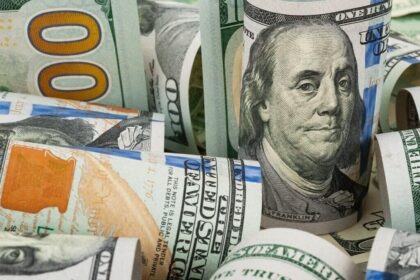 On Monday, the U.S. dollar stayed the same against major currencies. This is because the market is cautious ahead of speeches by several Federal Reserve officials this week. People who invest are trying to figure out if the Fed will signal more rate cuts after it unexpectedly cut rates earlier this month. The British pound fell to $1.3453, its lowest level in two weeks. The Japanese yen also fell, and the euro fell a little. Experts say that the dollar's strength shows that traders are being careful and that there is uncertainty in global markets. Inflation is slowing down, but growth is still uneven. The Fed's next comments could change what people think about U.S. monetary policy until the end of 2025.
