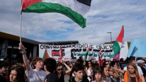 Thousands of people went to the streets in the support of Palestinians in the continuing Gaza clash, and large cities of Italy, such as Rome and Milan, also protested on Thursday. Peaceful protests ended up in confrontations among the protesters and the police. Officials of local government said over 60 police had been injured, and dozens of protesters had been arrested. The Italian government condemned the brutality and called it a sadistic exercise of solidarity. Rather, protest planners believed that the police were excessively violent, which sparked violence. The protests reveal the hard political faults in Italy, where the masses are increasingly becoming vocal on the issues of foreign policies. Further deterioration is feared by analysts who believe this will put pressure on the government of Prime Minister Giorgia Meloni.