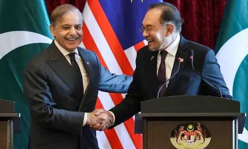 During his visit to Malaysia, Prime Minister Shehbaz Sharif emphasized Pakistan’s intention to collaborate with Malaysia across sectors like tech, agriculture, and education. He spoke warmly of a “family-like” bond between the nations and expressed hope for joint ventures that uplift both countries.