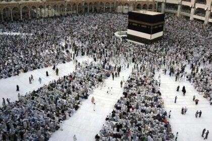 In a welcome move for Muslims worldwide, the Saudi government has announced that people holding any type of visa can now perform Umrah while in the kingdom. The decision reflects Riyadh’s push for religious inclusivity.