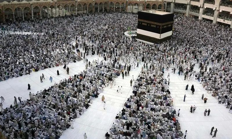 In a welcome move for Muslims worldwide, the Saudi government has announced that people holding any type of visa can now perform Umrah while in the kingdom. The decision reflects Riyadh’s push for religious inclusivity.