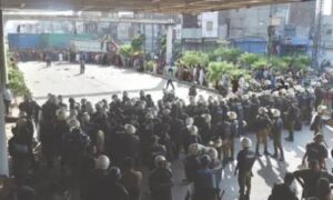 Pakistan’s (TLP) protest march moved into Muridke, leading to violent clashes with police that injured at least 40 officers. Authorities used tear gas and baton charges to disperse crowds, while TLP supporters hurled stones and set up road blockades. Residents of Islamabad and Rawalpindi faced heavy traffic jams, road closures, and mobile network disruptions as security was tightened in the capital. The group says its march will continue toward Islamabad to protest against Israel’s actions in Gaza.