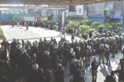 Pakistan’s (TLP) protest march moved into Muridke, leading to violent clashes with police that injured at least 40 officers. Authorities used tear gas and baton charges to disperse crowds, while TLP supporters hurled stones and set up road blockades. Residents of Islamabad and Rawalpindi faced heavy traffic jams, road closures, and mobile network disruptions as security was tightened in the capital. The group says its march will continue toward Islamabad to protest against Israel’s actions in Gaza.