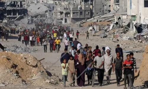 Authorities in Gaza reported that nearly 5,000 humanitarian and relief operations were conducted within a single day to assist displaced civilians. Efforts included food distribution, medical aid, and shelter support amid ongoing Israeli strikes. Meanwhile, in the US, former President Donald Trump’s Arab American supporters welcomed the recent Gaza ceasefire deal but voiced doubts over its longevity, fearing renewed violence. The humanitarian situation in Gaza remains dire, with hospitals overwhelmed and fuel supplies critically low.