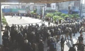 Some road blockages in Islamabad were lifted after days of disruption, but Tehreek-e-Labbaik Pakistan (TLP) protesters remain camped outside the city in Muridke. The group’s spokesperson confirmed that demonstrators have not advanced beyond Muridke and Sadhoke, despite earlier fears of a march toward the capital. Authorities continue negotiations with the group to defuse tensions peacefully. Traffic flow in the city has begun to improve, although commuters still face diversions in key areas. The government has assured that it will maintain law and order while addressing the protesters’ concerns through dialogue.