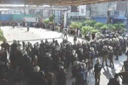 Some road blockages in Islamabad were lifted after days of disruption, but Tehreek-e-Labbaik Pakistan (TLP) protesters remain camped outside the city in Muridke. The group’s spokesperson confirmed that demonstrators have not advanced beyond Muridke and Sadhoke, despite earlier fears of a march toward the capital. Authorities continue negotiations with the group to defuse tensions peacefully. Traffic flow in the city has begun to improve, although commuters still face diversions in key areas. The government has assured that it will maintain law and order while addressing the protesters’ concerns through dialogue.