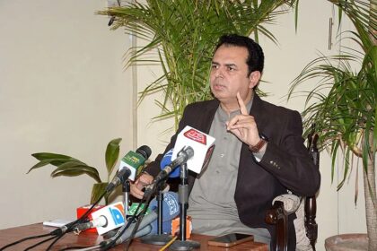 Minister of State for Interior Talal Chaudhry on Wednesday said that the suicide bomber who carried out the attack outside the Islamabad district and sessions court building was “not a Pakistani national”. Elaborating on the matter in an interview on Geo News show ‘Aaj Shahzeb Khanzada Kay Sath’, Chaudhry said: “The suicide attacker in the Islamabad blast was not a Pakistani. I am confirming this to you. He did not know Pakistan’s language nor did he know of the country’s currency.” He said he was revealing the information as per the initial investigation, but could not say more so as not to impact it. “We have all the evidence regarding these two events, based on which we have named Afghanistan and India,” Chaudhry added.