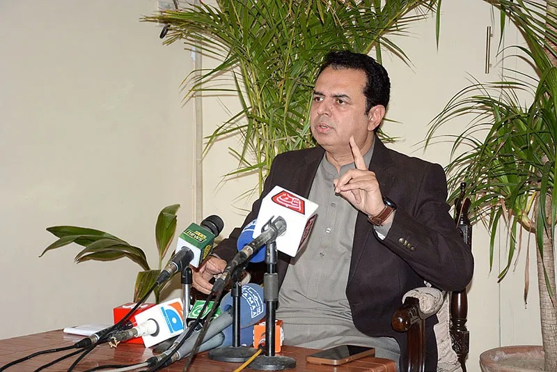 Minister of State for Interior Talal Chaudhry on Wednesday said that the suicide bomber who carried out the attack outside the Islamabad district and sessions court building was “not a Pakistani national”. Elaborating on the matter in an interview on Geo News show ‘Aaj Shahzeb Khanzada Kay Sath’, Chaudhry said: “The suicide attacker in the Islamabad blast was not a Pakistani. I am confirming this to you. He did not know Pakistan’s language nor did he know of the country’s currency.” He said he was revealing the information as per the initial investigation, but could not say more so as not to impact it. “We have all the evidence regarding these two events, based on which we have named Afghanistan and India,” Chaudhry added.