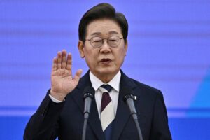 South Korea's President Lee meets leaders of China and Japan at G20 summit