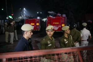 Car blast kills 10 people minimum in Delhi