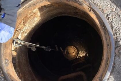 Search underway after minor boy falls into open manhole in Karachi's Nipa Chowrangi, protests erupted afterwards